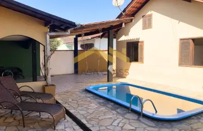 Ótima casa plana averbada com piscina no bairro glória em joinville!