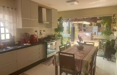 Sobrado à venda no bairro vila oliveira em mogi das cruzes, com 3 dormitórios, senso 1 suíte e espaço gourmet