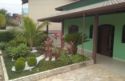 Morada da praia - casa de praia à venda com todos os utensílios e móveis inclusos, no condomínio morada da praia, em boracéia, bertioga com acomodação para 15 pessoas e 3 quartos com ar condicionado