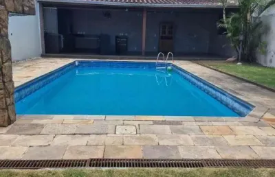 Casa térrea à venda no bairro vila lavínia em mogi das cruzes, com piscina, espaço gourmet e 2 dormitórios, sendo 1 suíte.
