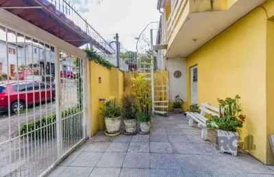 São duas casas no mesmo pátio, com 308,22m² de área construída. próxima a av. te