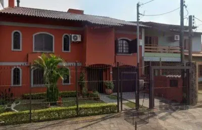 Casa de 04 dormitórios sendo 02 suíte com 03 pavimentos e 03 vagas de garagem.