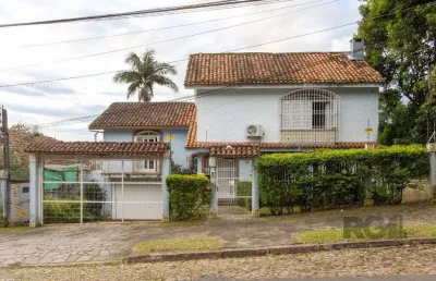 Casa no bairro cristal, possui 4 dormitórios, sendo 1suíte, closet e banheira de