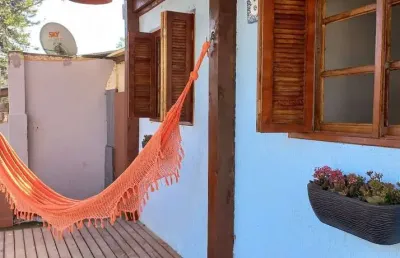 Casa térrea de 2 dormitórios, living, cozinha, churrasqueira, área de serviço, b