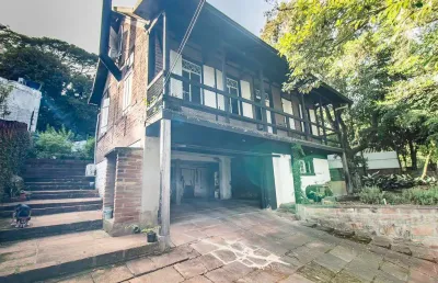 Casa rústica (enxaimel) com 3 pisos e pátios amplos.