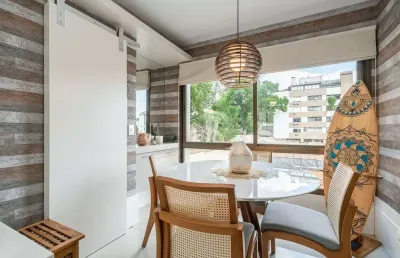 Apartamento de 3 dormitórios com 1 suíte, semimobiliado.