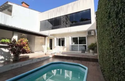 Casa semimobiliada com 3 suítes, 236m² privativos, e pátio com piscina à 700m do