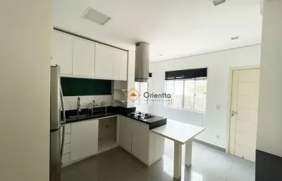 Casa mobiliada com 2 dormitórios sendo 1 deles suíte e 1 vaga