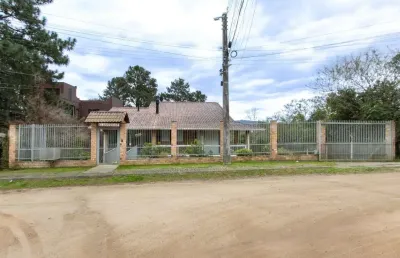 Casa de alvenaria, com 3 dormitórios, 1 suíte, living, cozinha, lavanderia, chur