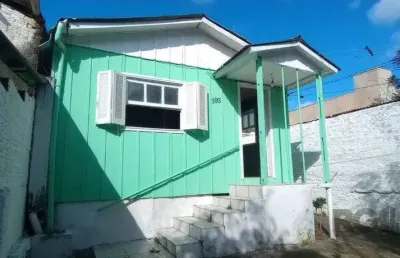 Casa térrea de 2 quartos, sala, cozinha, banheiro social e pátio.
