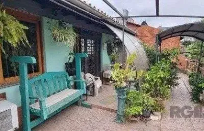 Vende-se ampla casa 6 quartos, 2 suítes, 5 vagas de garagem, churrasqueira e dua