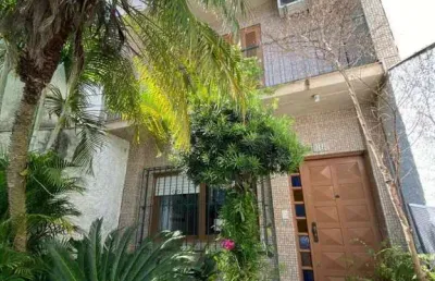 Casa ampla 3 dormitórios no andar superior na cidade baixa .