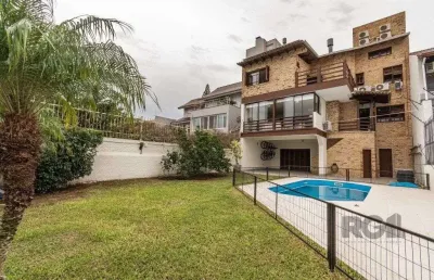 Casa de 484m², 4 dormitórios, 8 vagas no bairro chácara das pedras!