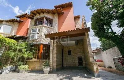 Casa de 147m² - 3 dormitórios, 1 suíte, churrasqueira, pátio com piscina e 3 vag