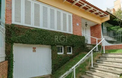 Casa 3 dormitórios com uma 1 suite, 2 banheiros, terraço, bem iluminada. próxima