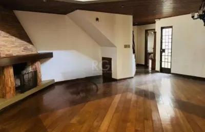 Encantadora residência com 03 dormitórios sendo 01 suíte e piscina.