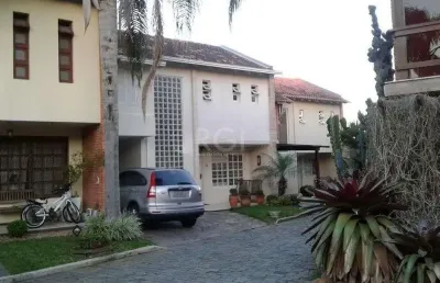 Excelente casa em condominío de 350m² com 03 dormitórios sendo 02 suítes.