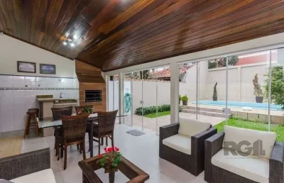 Excelente casa de 379m² com 3 dormitórios, piscina e 4 vagas.