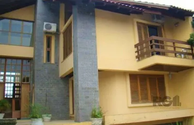 Casa de 370m² - 4 dormitórios, 2 suítes e 4 vagas de garagem no bairro espírito