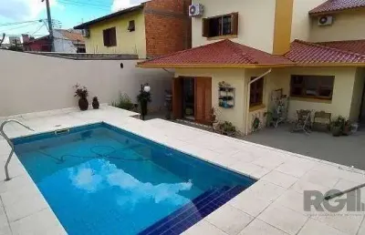 Excelente casa de 287m² com 3 dormitórios e 4 vagas.