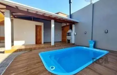 Excelente casa de 85m² com 2 dormitórios, piscina e 6 vagas.