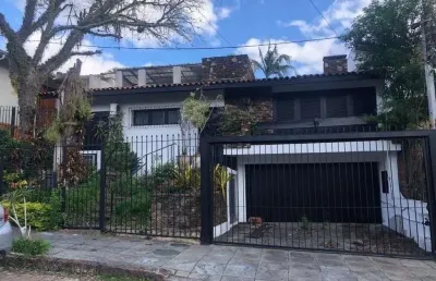 Excelente casa de 308 m² com 4 suítes e 4 vagas de garagem.