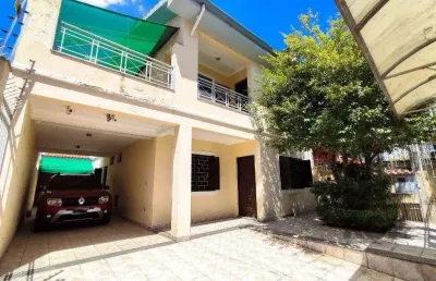 Excelente casa de 230m² com 4 dormitórios e 3 vagas.