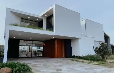Magnífica mansão a beira lago no cond. enseada - 6 suítes, 8 banheiros e 2 vagas