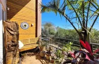 Excelente casa com 3 dormitórios, 1 suíte e vaga de garagem para 3 carros.