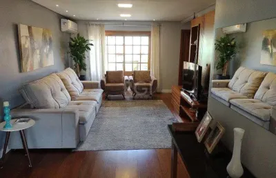Excelente casa com 03 suíte, espaço gourmet com churrasqueira, living com lareir