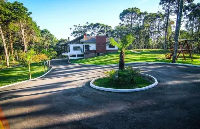 Casa alto padrão localizada a 5 quilômetros do centro de canela, em meio a natur