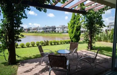 Oportunidade única! casa em condomínio à beira do lago com 4 suítes, sendo uma t