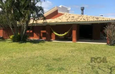 Espaçosa e acolhedora residência numas das esquinas em  charmosa rua de atlântid