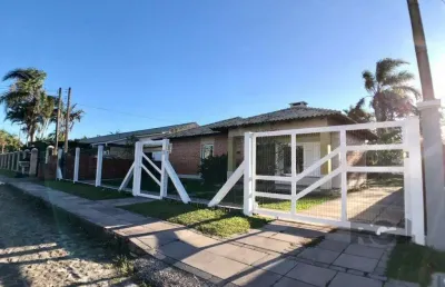 Em atlântida, casa com 1140m², 320 m² de área privada, 3 dorms (1 suíte)