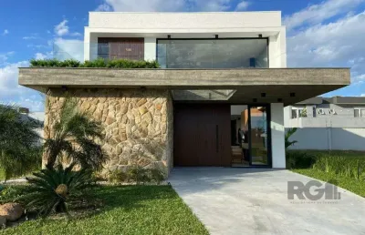 Sobrado novo em condomínio fechado com 4 suítes e 238m² privativos