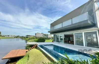 Sobrado beira lago com piscina e deck com 457m² e 5 suítes no condomínio sense e