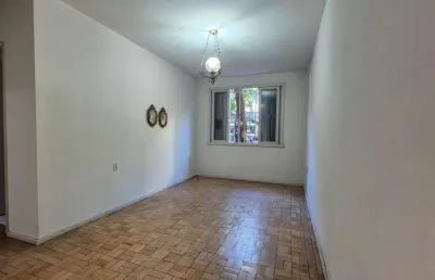 Apartamento amplo, 70m² com 2 quartos e 2 banheiros, no coração da cidade baixa