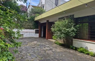 Casa com 243m2 de área privativa, com amplo pátio de 11 x 44, próxima a av. tere