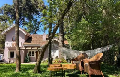 Casa com 2 suítes, lareira, deck, vaga de garagem - 140m² no bairro laje de pedr