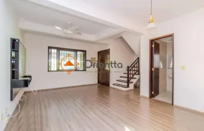 Casa de condomínio para alugar com 230m², 3 quartos e 2 vagas.
