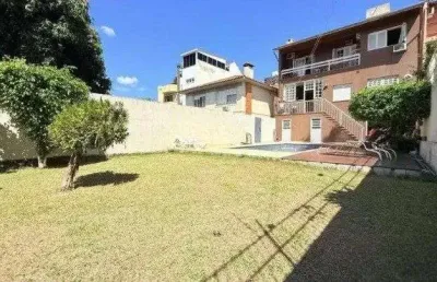 Casa de 4 dormitórios, uma suíte, pátio com piscina nos fundos e espaço para até