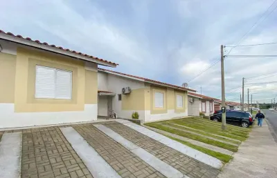 Casa em condomínio com 2 quartos e 2 vagas, com pátio e churrasqueira nos fundos