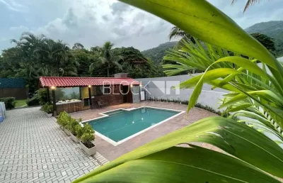 Casa com 3 quartos para alugar na Rua Pecegueiro do Amaral, --, Vargem Pequena, Rio de Janeiro