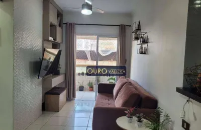 Apartamento na praia grande com sacada, vaga de garagem e lazer no condomínio.