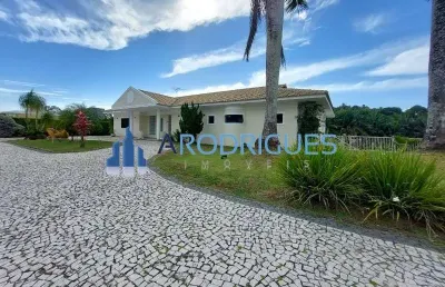 Casa de alto padrão à venda no condomínio encontro das águas, com jardim na entrada e 4 pavimentos!
