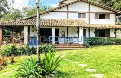 Belíssima casa à venda em abrantes, ampla área externa, 5/4 sendo 3 suítes!