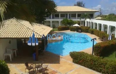 Excelente oportunidade à venda!! apartamento localizado no centro da linda praia de guarajuba, todo mobiliado - 100 m da praia de guarajuba