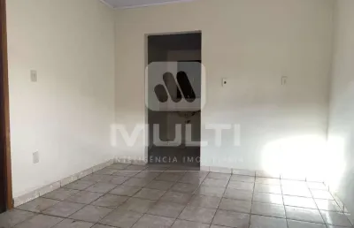 Casa com 2 quartos para alugar no Osvaldo Rezende, Uberlândia 