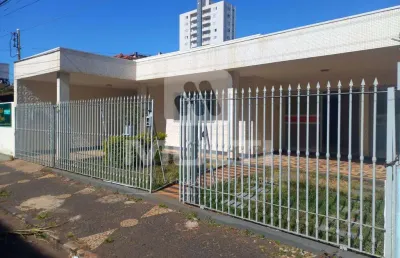 Casa com 4 quartos para alugar na Nossa Senhora Aparecida, Uberlândia 