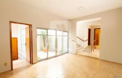 Casa com 5 quartos para alugar no Morada da Colina, Uberlândia 